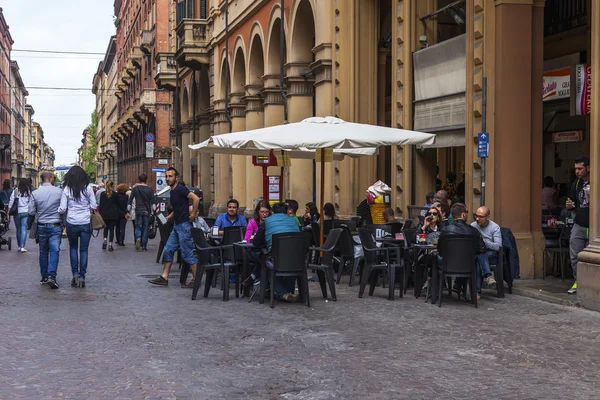 BOLOGNA, ITÁLIA, em 2 de maio de 2015. Vista urbana típica no dia ensolarado brilhante. Pequenas mesas de café ao ar livre — Fotografia de Stock