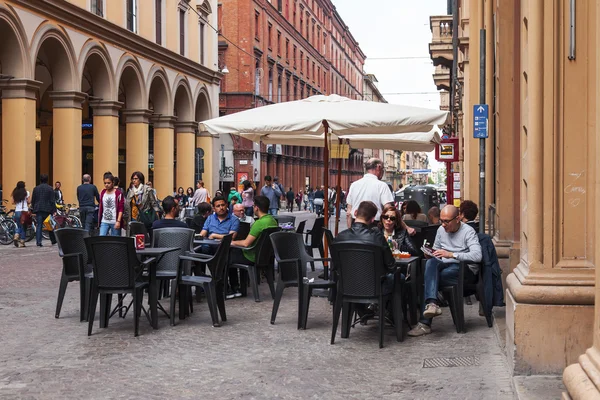 Bologna, Italien, den 2 maj 2015. Typisk urban vy i en solig dag. Lite tabeller av café utomhus — Stockfoto