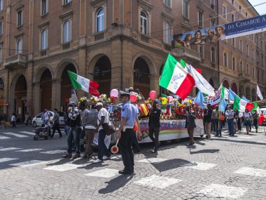 2 Mayıs 2015 tarihinde, Bologna, İtalya. Pazar günü dini alayı merkezi cadde boyunca