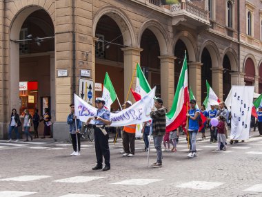 2 Mayıs 2015 tarihinde, Bologna, İtalya. Pazar günü dini alayı merkezi cadde boyunca