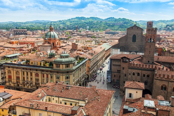 BOLOGNA, ITÁLIA, em 2 de maio de 2015. A vista superior sobre a cidade velha — Fotografia de Stock