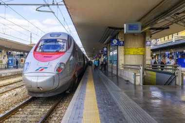 2 Mayıs 2015 tarihinde, Bologna, İtalya. Yüksek hızlı tren garına platformu durdu