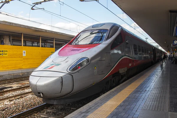 BOLOGNA, ITALIE, le 2 mai 2015. Le train à grande vitesse s'est arrêté près du quai de la gare centrale — Photo
