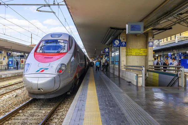 BOLOGNA, ITALIA, 2 DE MAYO DE 2015. El tren de alta velocidad se detuvo cerca de la plataforma de la estación central — Foto de Stock