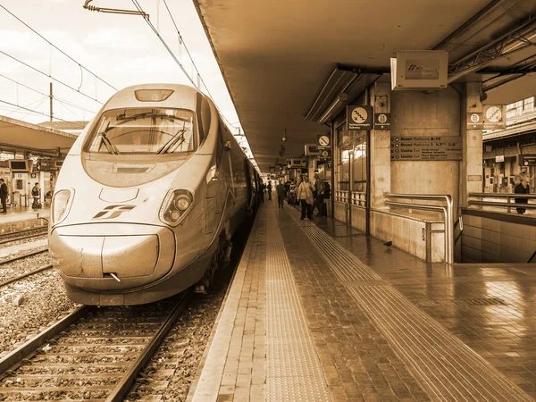 Μπολόνια της Ιταλίας, στις 2 Μαΐου 2015. Το υψηλής ταχύτητας τρένο σταμάτησε κοντά την πλατφόρμα του κεντρικού σταθμού — Φωτογραφία Αρχείου