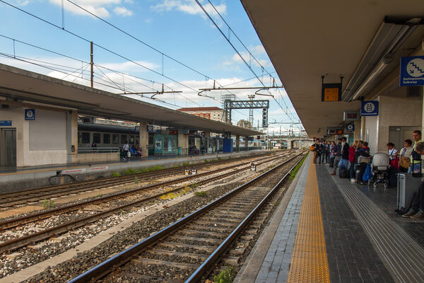 BOLOGNA, ITALY, 2 мая 2015 года. Пассажиры ожидают прибытия поезда на платформу Центрального вокзала
