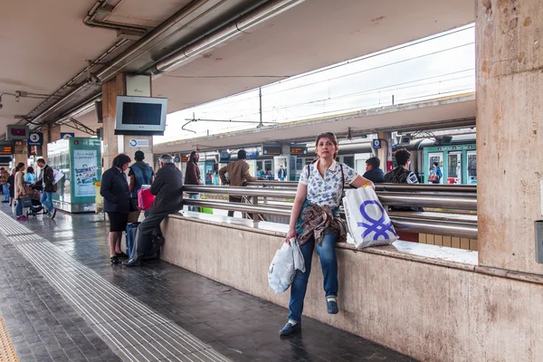 BOLOGNA, ITALIA, 2 DE MAYO DE 2015. Los pasajeros esperan la llegada del tren en la plataforma de la estación central — Foto de Stock