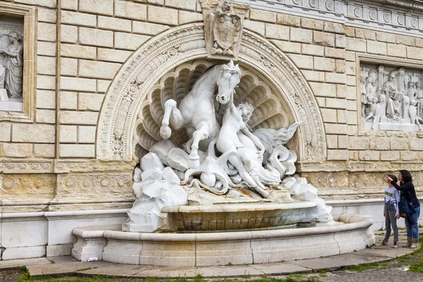 Bologna, Italien, den 2 maj 2015. En skulptur i stadsmiljö. Fontän fragment — Stockfoto