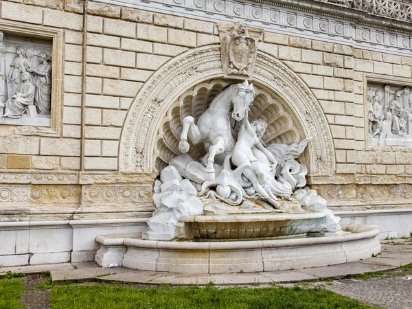 BOLOGNA, ITALIA, 2 DE MAYO DE 2015. Una escultura en un entorno urbano. Fragmento de fuente — Foto de Stock