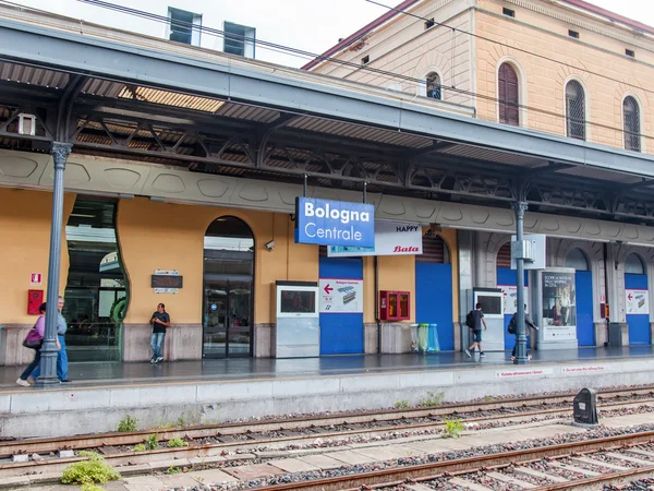 Bologna, Włochy, na 2 maja 2015. Pasażerowie oczekują przyjazdu pociągu na peronie dworca głównego — Zdjęcie stockowe