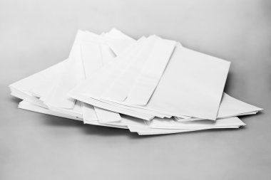 Kaba beyaz yazı zarf yığını