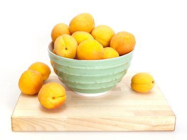 Yeşil bir kabın içinde olgun kayısı