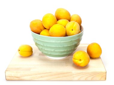 Yeşil bir kabın içinde olgun kayısı