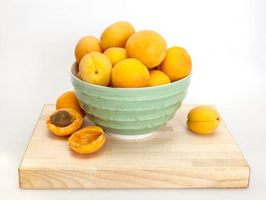 Yeşil bir kabın içinde olgun kayısı