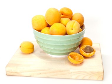 Yeşil bir kabın içinde olgun kayısı