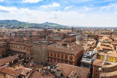 2 Mayıs 2015 tarihinde, Bologna, İtalya. Üstten Görünüm kırmızı eski şehir çatılar