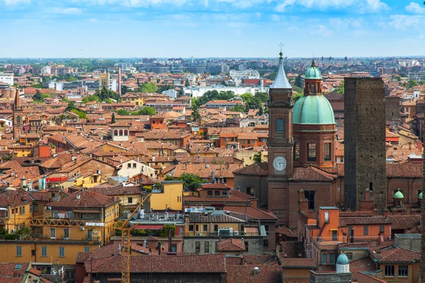 BOLOGNA, ITALIA, 2 DE MAYO DE 2015. La vista superior sobre los tejados rojos de la ciudad vieja — Foto de Stock