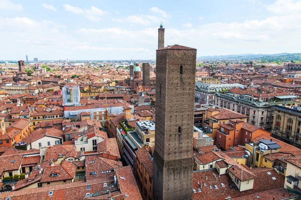 BOLOGNA, ITALIA, 2 DE MAYO DE 2015. La vista superior sobre los tejados rojos de la ciudad vieja — Foto de Stock