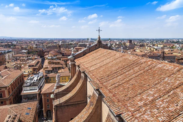 BOLOGNA, ITALIA, 2 DE MAYO DE 2015. La vista superior sobre los tejados rojos de la ciudad vieja — Foto de Stock