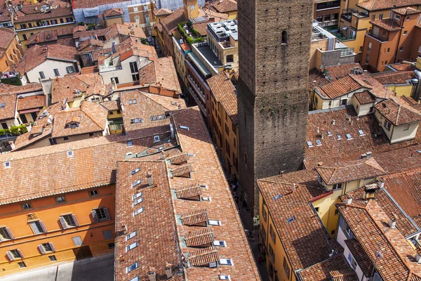 BOLOGNA, ITALIA, 2 DE MAYO DE 2015. La vista superior sobre los tejados rojos de la ciudad vieja —  Fotos de Stock