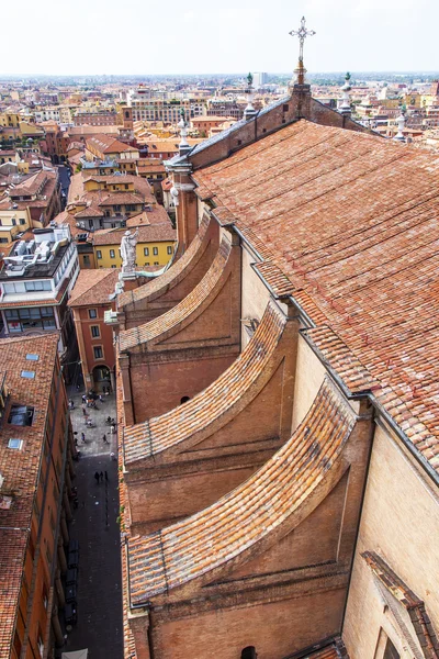 Bologna, Italië, op 2 mei 2015. Het bovenaanzicht op de rode daken van de oude stad — Stockfoto