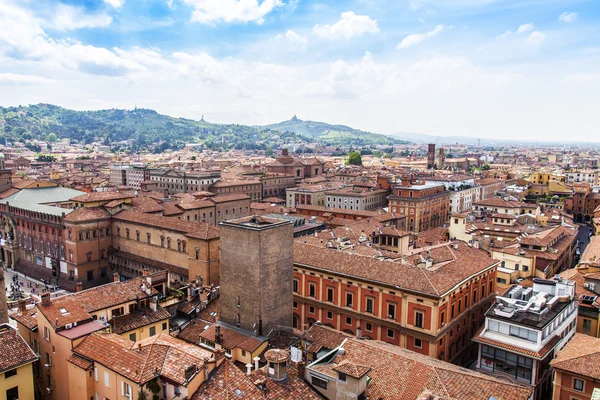 BOLOGNA, ITALIE, le 2 mai 2015. La vue de dessus sur les toits rouges de la vieille ville — Photo