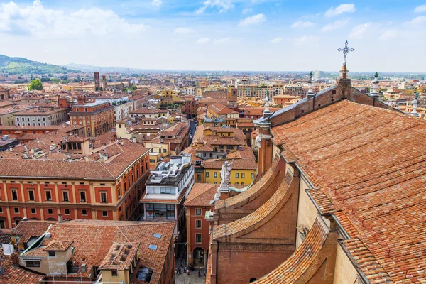 2 Mayıs 2015 tarihinde, Bologna, İtalya. Üstten Görünüm kırmızı eski şehir çatılar — Stok fotoğraf
