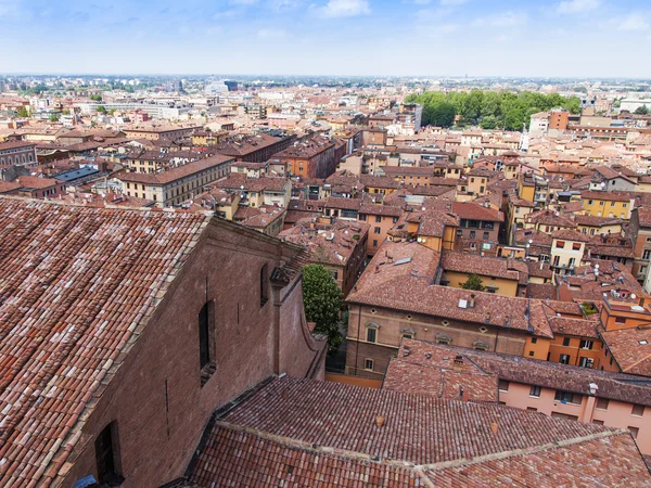 BOLOGNA, ITALIA, 2 DE MAYO DE 2015. La vista superior sobre los tejados rojos de la ciudad vieja — Foto de Stock