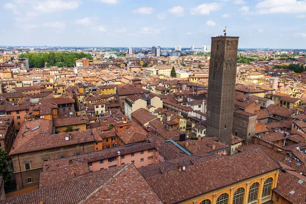 BOLOGNA, ITALIA, il 2 MAGGIO 2015. La vista dall'alto sui tetti rossi della città vecchia — Foto Stock