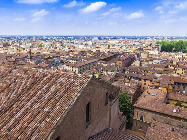 BOLOGNA, ITALIE, le 2 mai 2015. La vue de dessus sur les toits rouges de la vieille ville — Photo