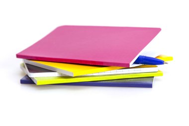 Çok renkli defter ve kalem yığını