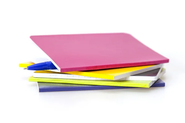 Pilha de cadernos multicoloridos e caneta — Fotografia de Stock