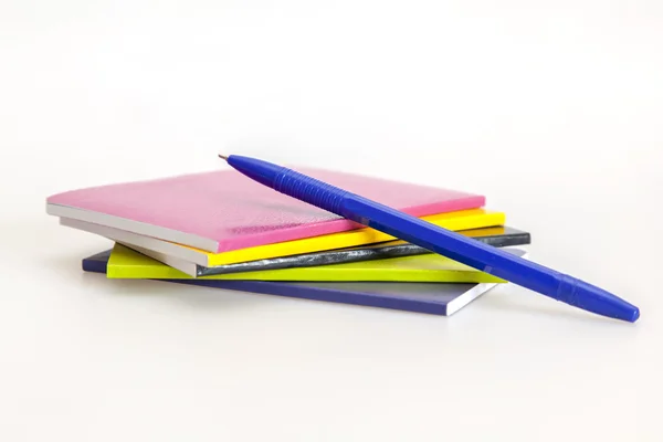 Çok renkli defter ve kalem yığını — Stok fotoğraf