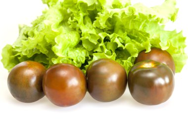 Yaprakları taze salata ve siyah domates