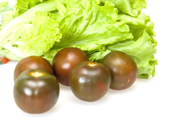 Yaprakları taze salata ve siyah domates