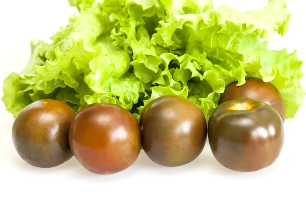 Yaprakları taze salata ve siyah domates