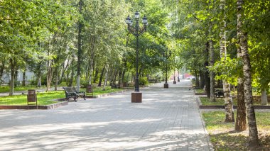 Pushkino, Rusya, 8 Ağustos 2015 tarihinde. Bir şehir manzarası, yaz güneşli bir gün Bulvarı'ndaki