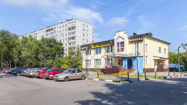 Pushkino, Ryssland, den 8 augusti 2015. Staden landskap, Dzerzjinskij Street. Arkitektoniskt komplex. — Stockfoto