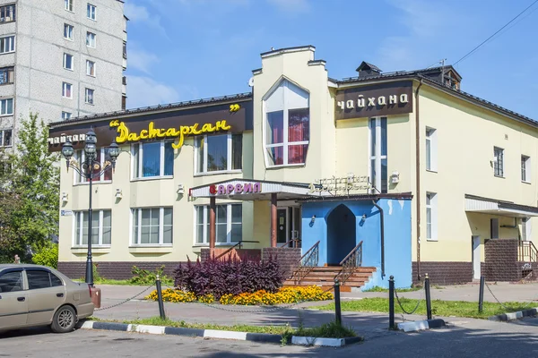 PUSHKINO, RÚSSIA, em 8 de agosto de 2015. Paisagem da cidade, Rua Dzerzhinsky. Complexo arquitectónico . — Fotografia de Stock