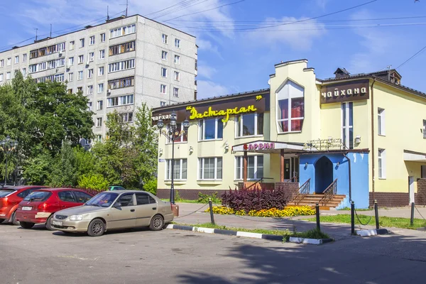 Pushkino, Rusya, 8 Ağustos 2015 tarihinde. Şehir manzarası, Dzerzhinsky Street. Mimari kompleks. — Stok fotoğraf