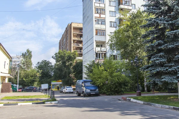 PUSHKINO, RUSSIA, on Aug 8, 2015. Городской пейзаж, панорамный вид на улицу Дзержинского — стоковое фото