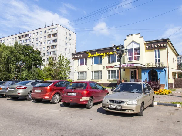 PUSHKINO, RUSIA, 8 de agosto de 2015. Paisaje de la ciudad, calle Dzerzhinsky. Complejo arquitectónico . —  Fotos de Stock