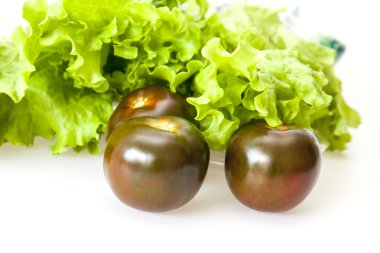 Yaprakları taze salata ve siyah domates