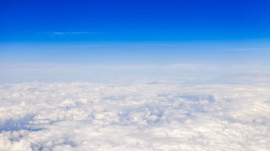Pitoresk göksel manzara. Bulutlar üzerinde uçan uçak penceresinden bir görünüm