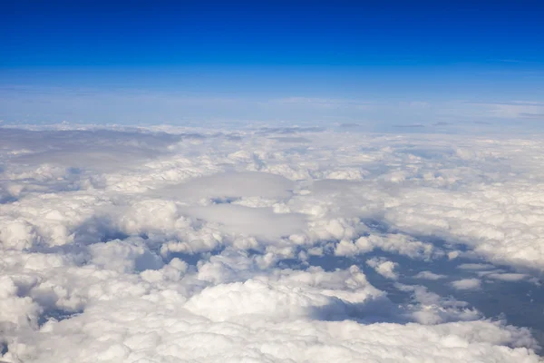 Paysage paradisiaque pittoresque. Une vue de la fenêtre de l'avion volant au-dessus des nuages — Photo