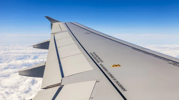 Pittoresco paesaggio paradisiaco. Una vista dal finestrino dell'aereo che sorvola le nuvole — Foto Stock