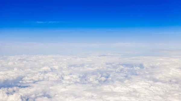 Pittoreska himmelska landskap. Utsikt från fönstret i planet flyger över molnen — Stockfoto