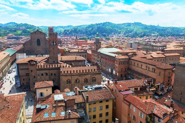 2 Mayıs 2015 tarihinde, Bologna, İtalya. Üstten Görünüm kırmızı eski şehir çatılar
