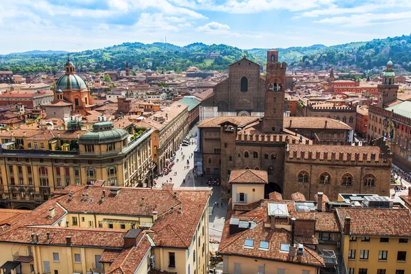 Bologna, Italien, den 2 maj 2015. Ovanifrån på röda tak i gamla staden — Stockfoto