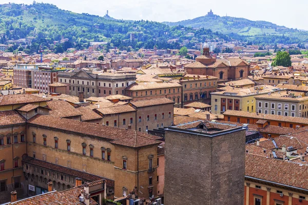 Bologna, Italië, op 2 mei 2015. Het bovenaanzicht op de rode daken van de oude stad — Stockfoto